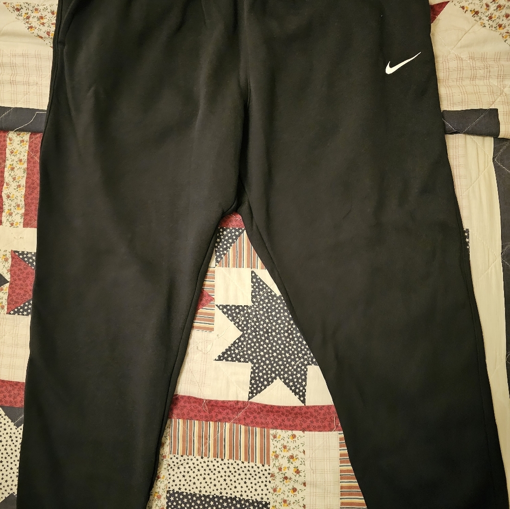Nike black sweatpants (joggers)